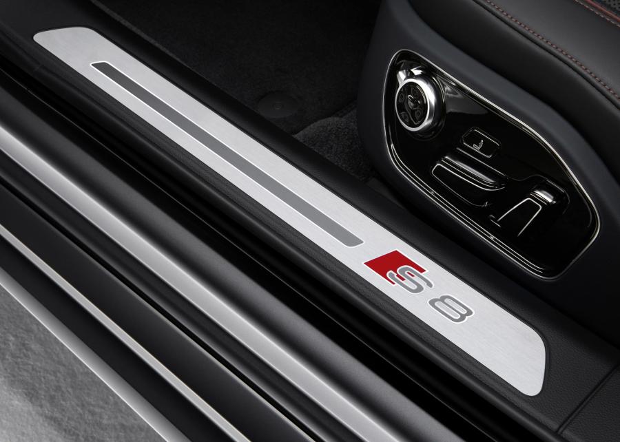 Логотип Audi S8 Plus (D4) 2015 года  (WW) (фото 41 из 47)
